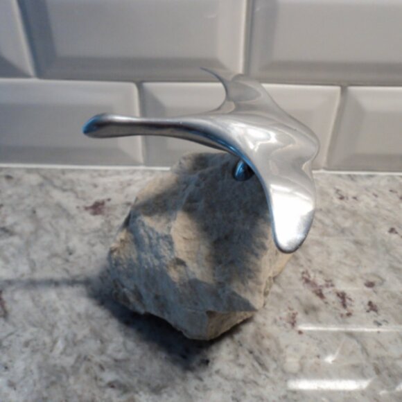 HOSELTON bird figurine on rock - Picture 1 of 7